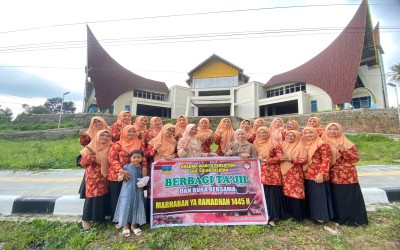 Lokasi pembegian makanan gratis di depan Kantor Bupati Solsel