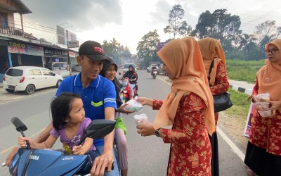 Pembagian Makanan buka puasa gratis ke masyarakat