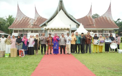 Pemkab Solok Selatan Menyalurkan Bantuan UMKM